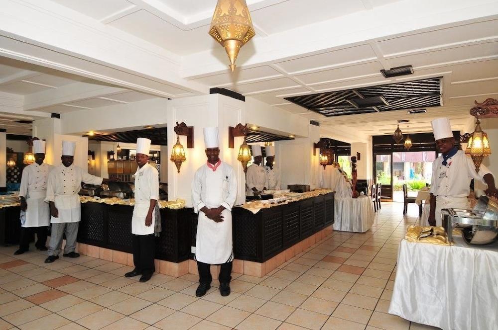 Mombasa Continental Resort Shanzu Bagian luar foto