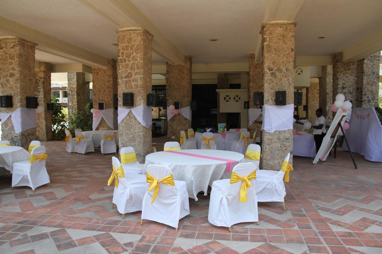 Mombasa Continental Resort Shanzu Bagian luar foto