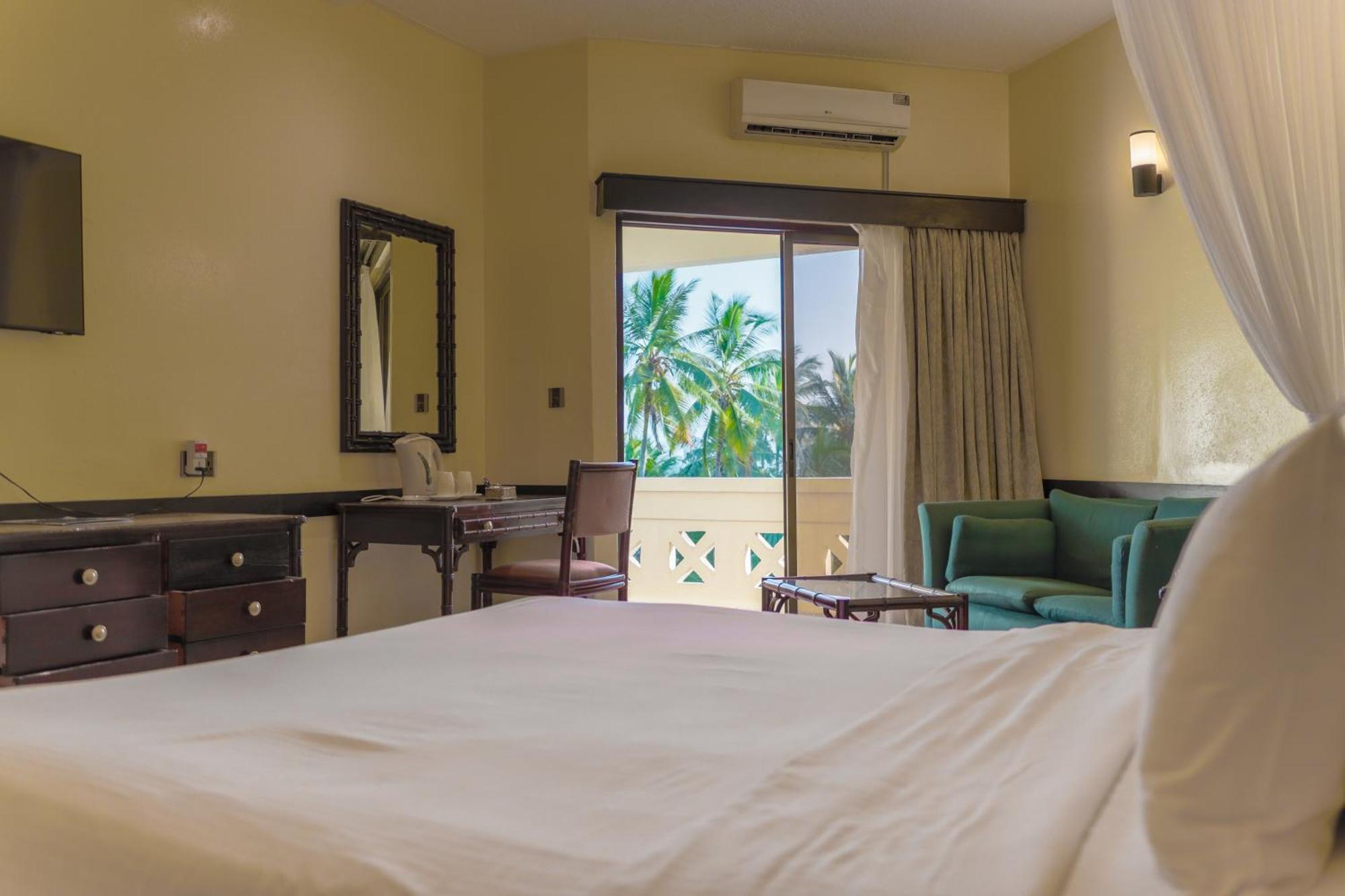 Mombasa Continental Resort Shanzu Bagian luar foto