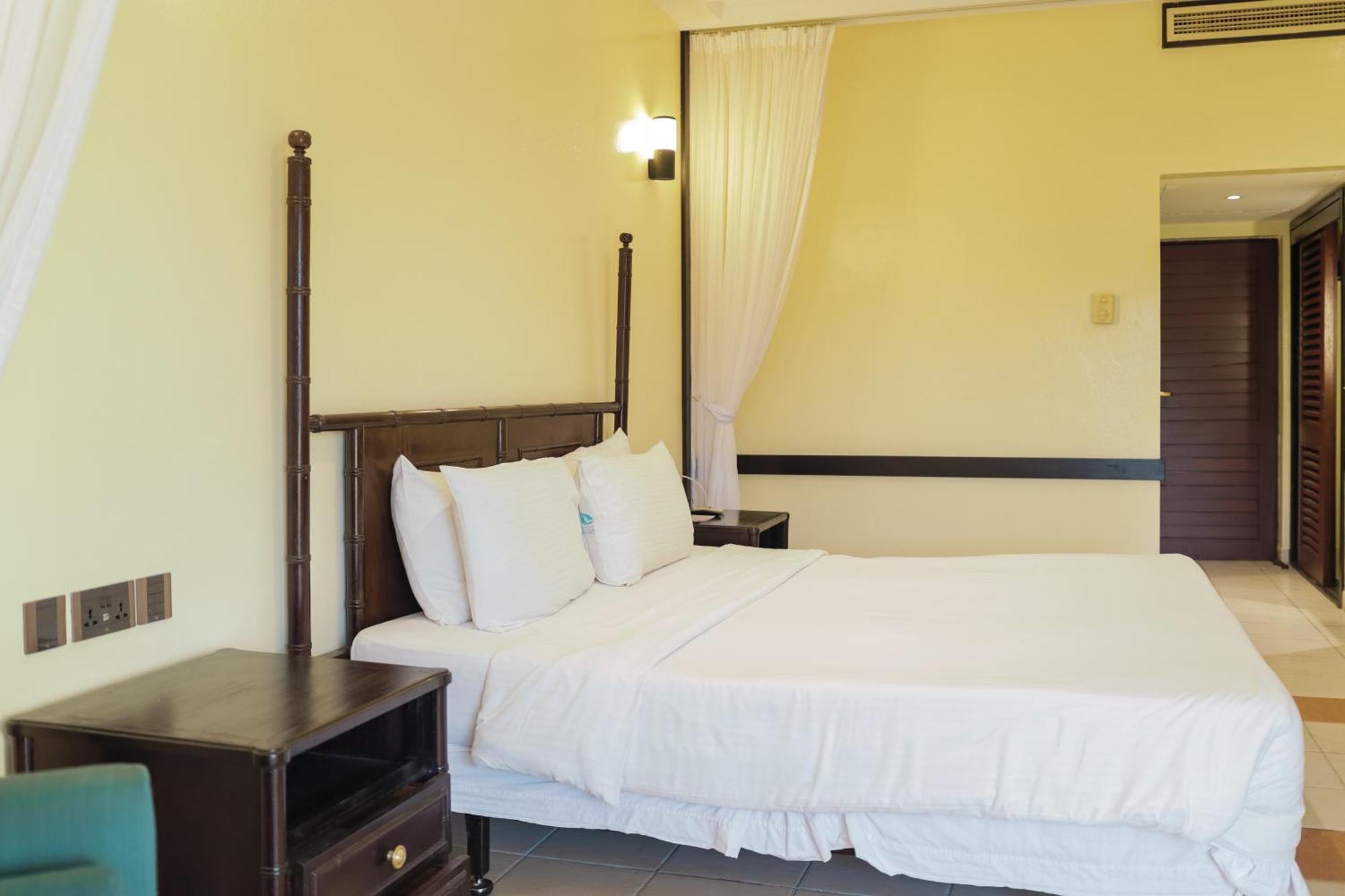 Mombasa Continental Resort Shanzu Bagian luar foto
