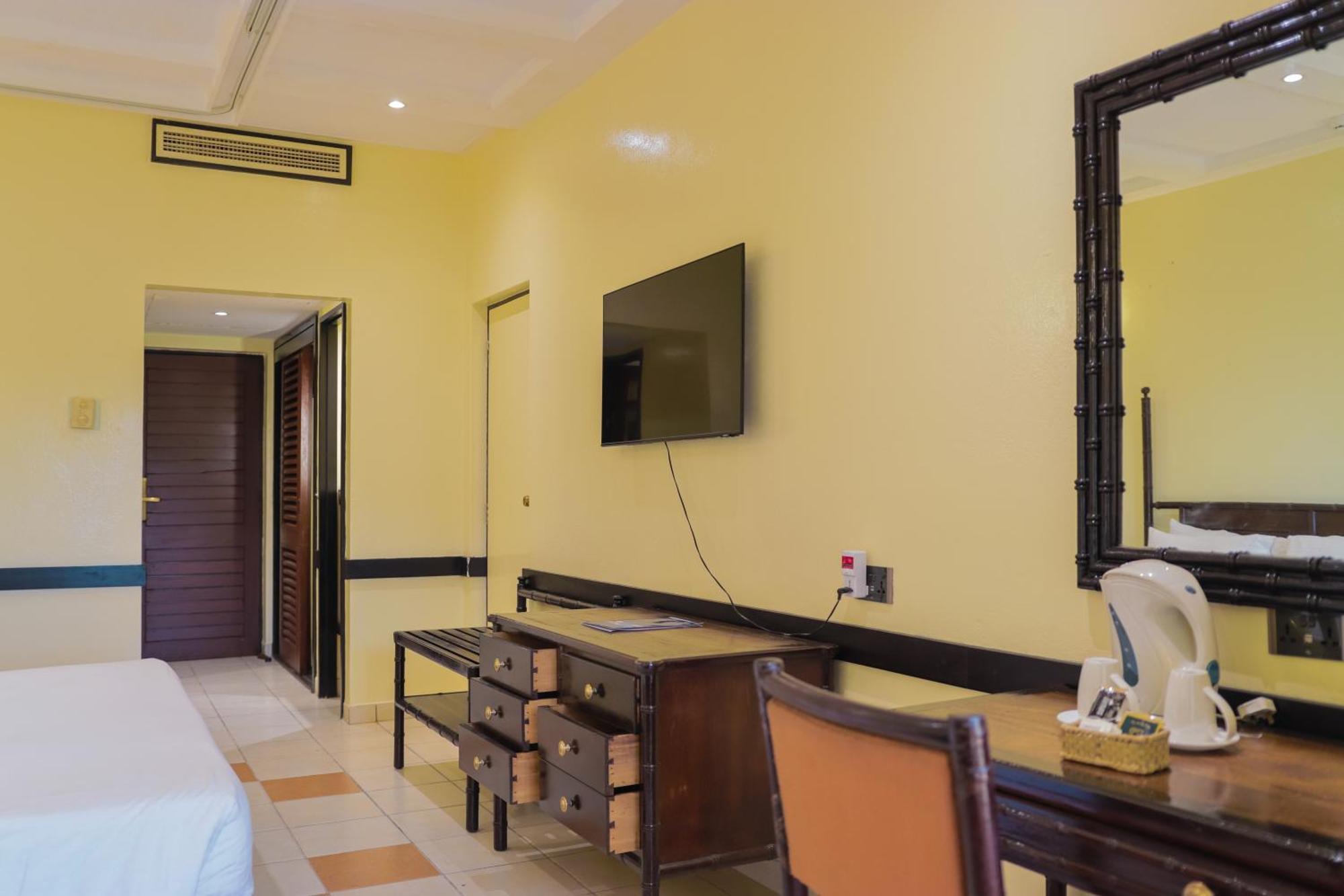 Mombasa Continental Resort Shanzu Bagian luar foto