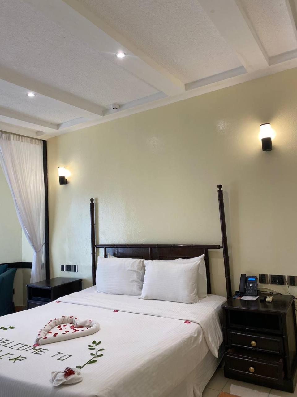 Mombasa Continental Resort Shanzu Bagian luar foto