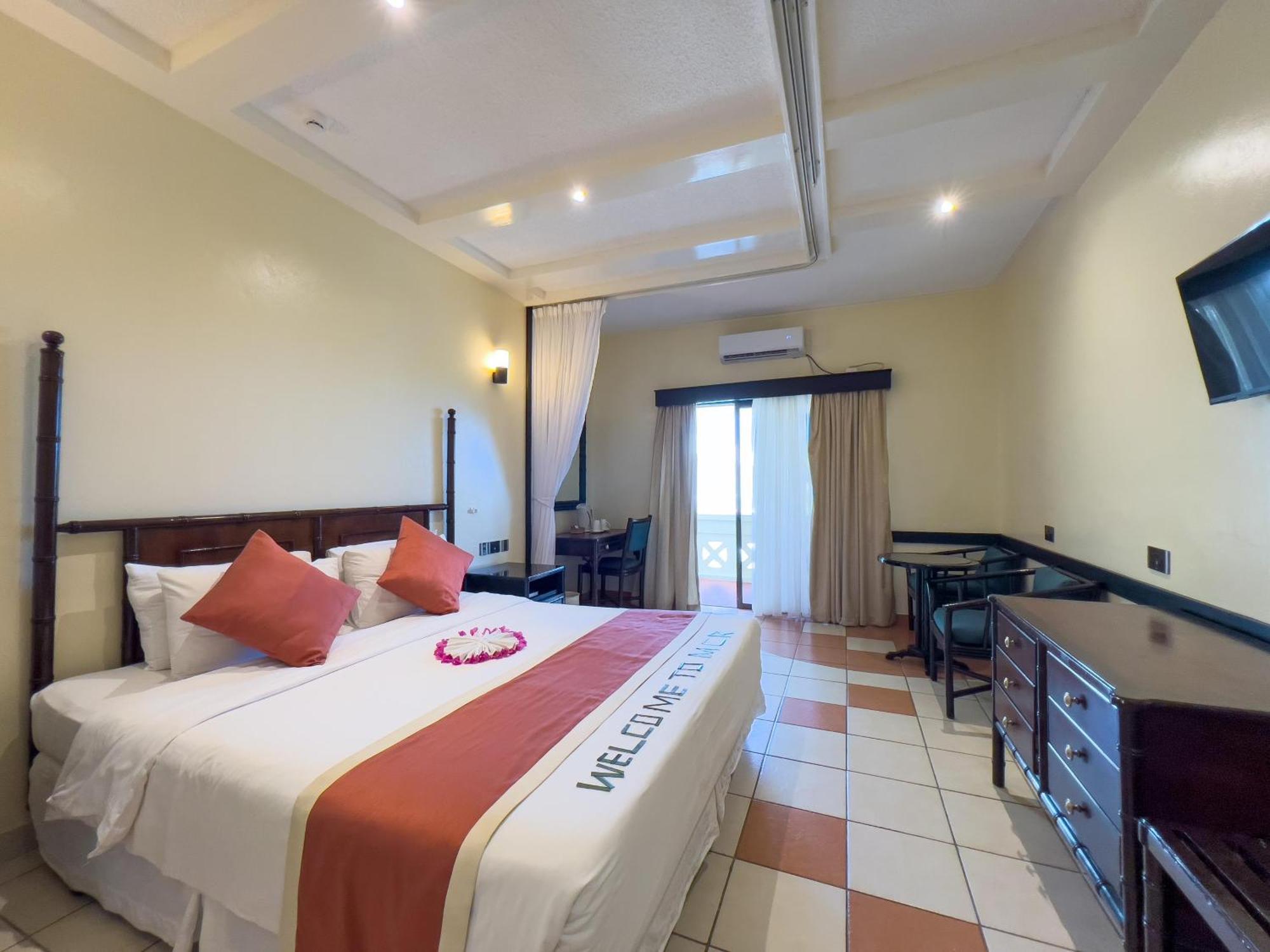 Mombasa Continental Resort Shanzu Bagian luar foto