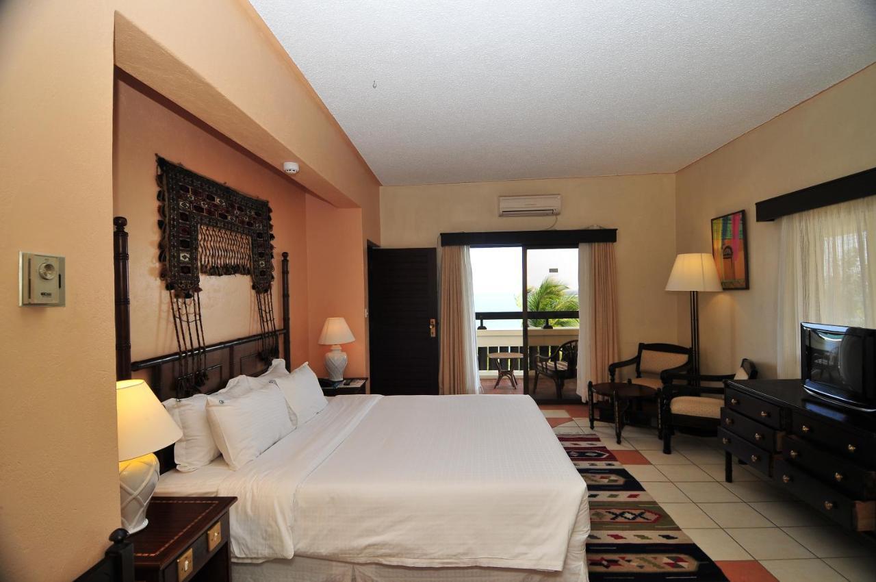 Mombasa Continental Resort Shanzu Bagian luar foto