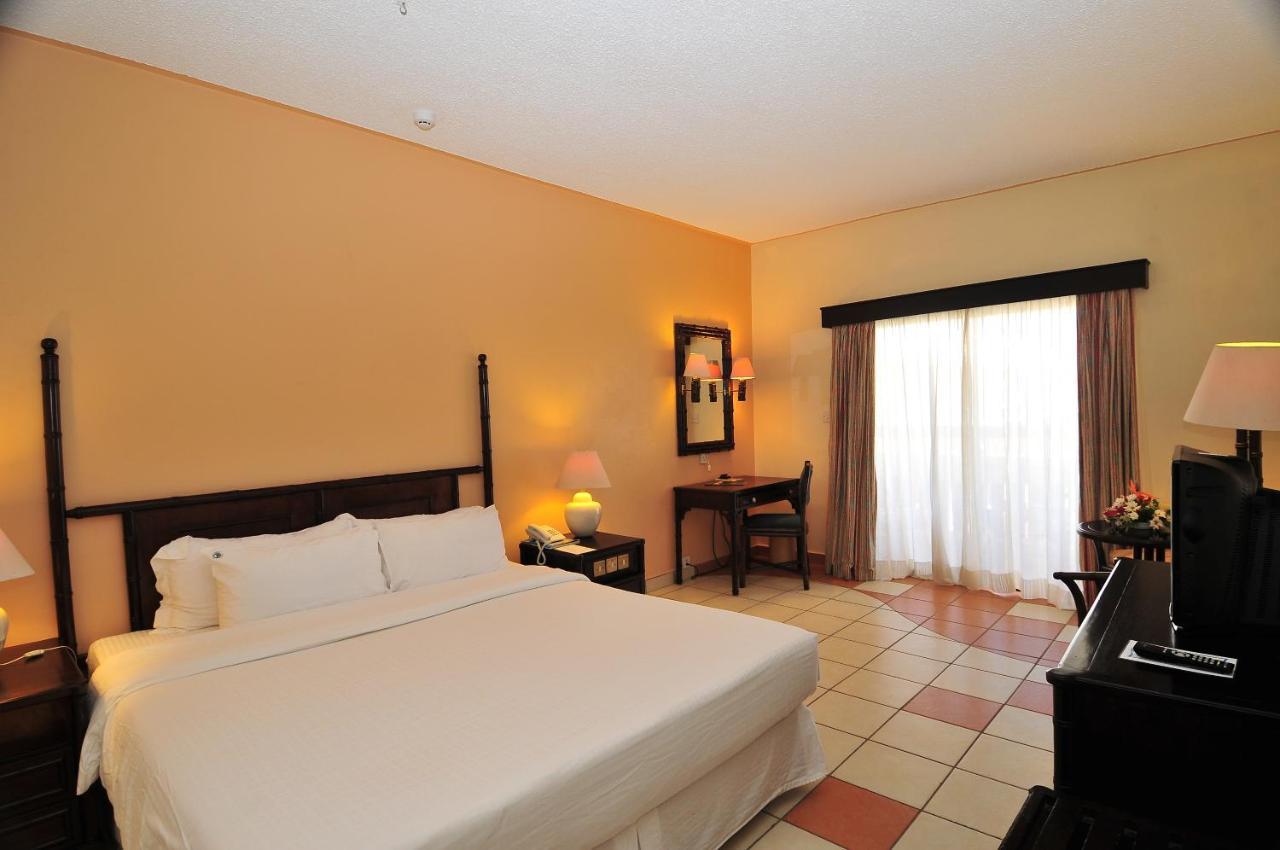 Mombasa Continental Resort Shanzu Bagian luar foto